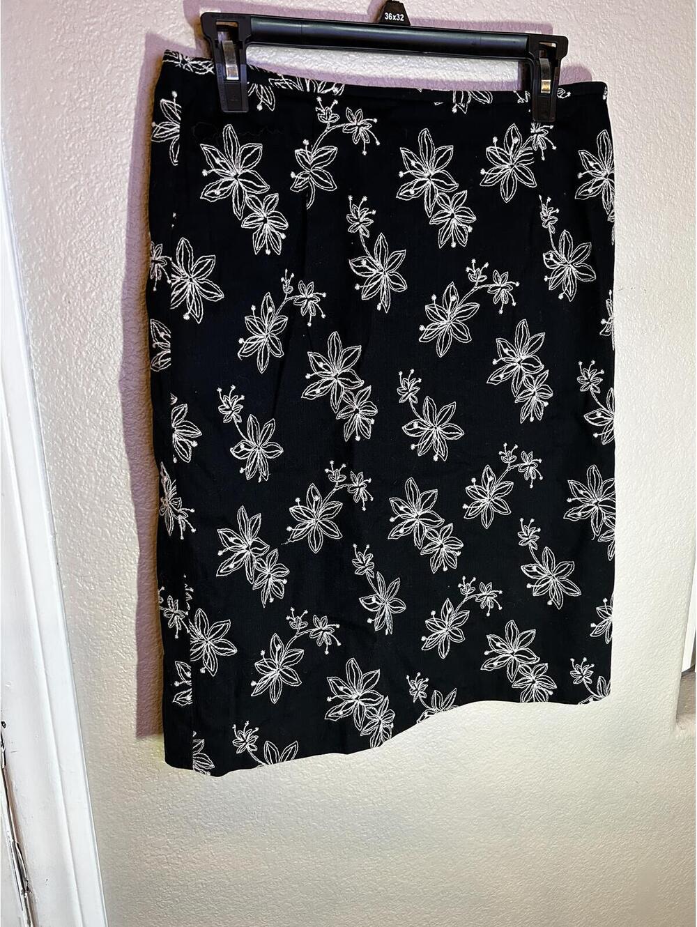 Judith Hart Petites Black Floral Embroidered Skirt Size 8P